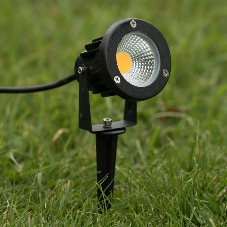 Đèn LED cắm cỏ giúp không gian trở nên lung linh hơn